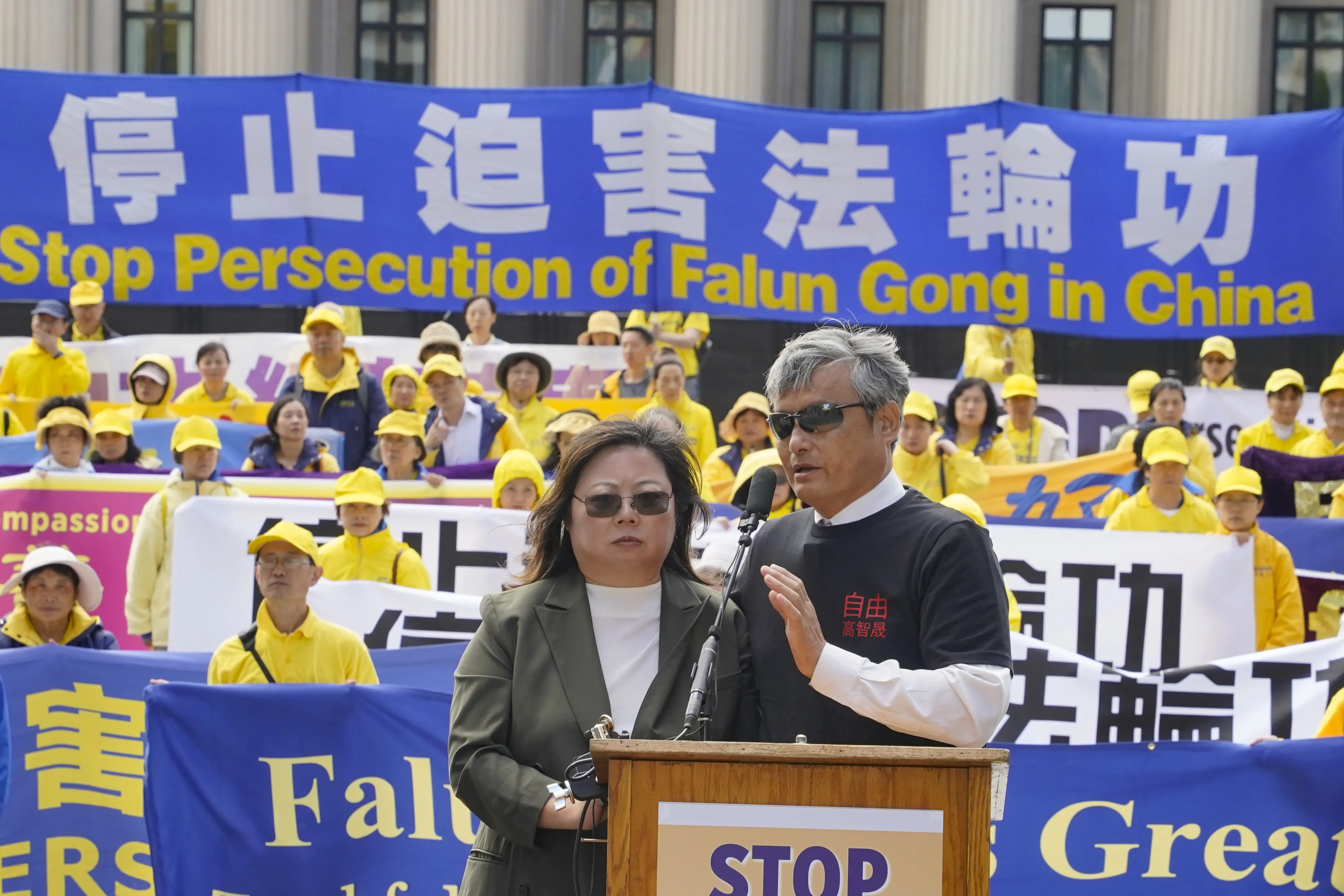 9月24日，美国国会议员、人权领袖和非政府组织代表与300多名法轮功学员举行集会，呼吁停止中共对法轮功的迫害。著名维权人士陈光诚（右）在集会上发言。（温圣缘／大纪元）