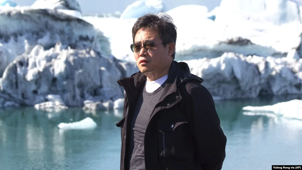 资料照片:美籍华裔地震学家陈友麟在冰岛的旅行照(2018年8月)