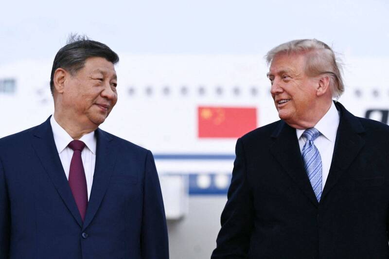 中共国家主席习近平赴美进行国是访问,美国总统川普虽给予特殊礼遇,不过在场外也有民众进行抗议。(法新社)
