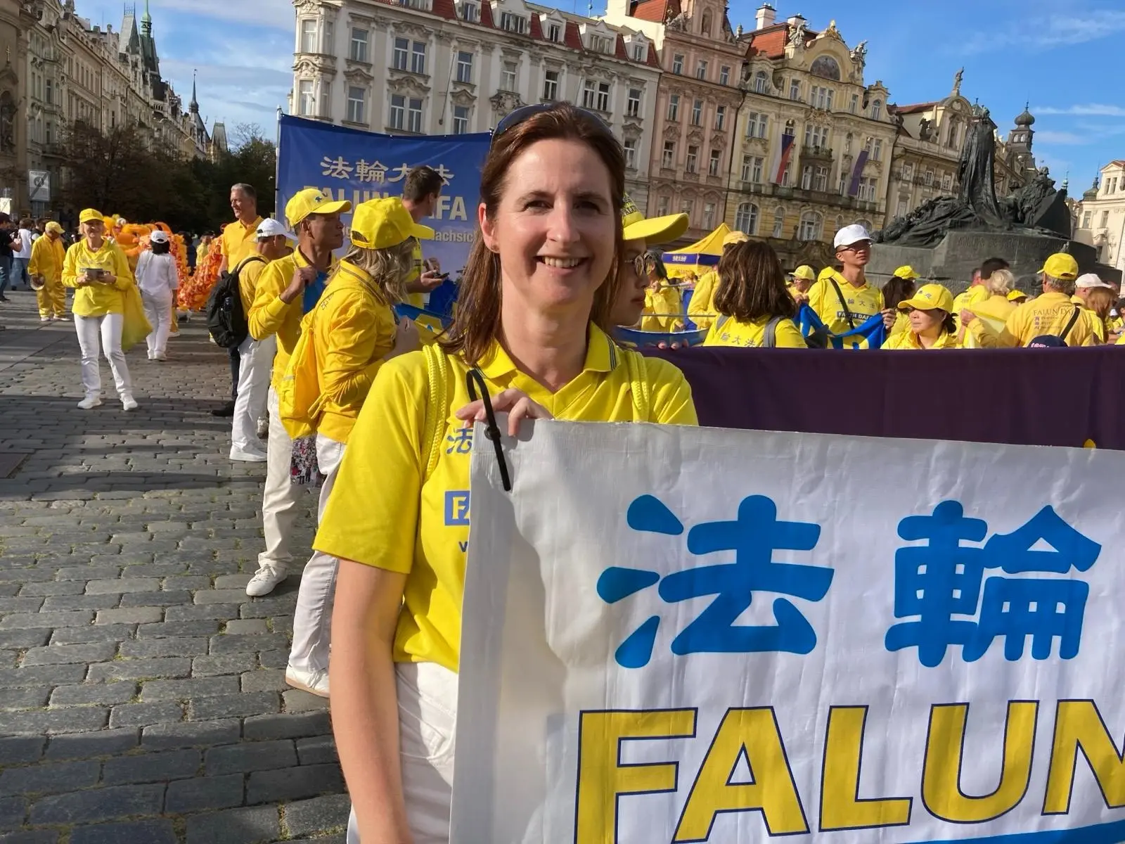 2026年9月，比利时法轮功学员孙丽萍在捷克恭祝李洪志大师中秋快乐。（大纪元）
