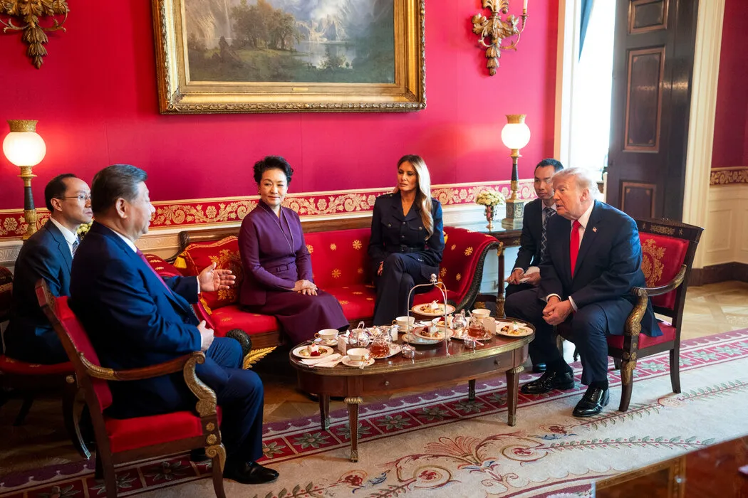 周五,彭丽媛与梅拉尼娅·特朗普在白宫与各自的丈夫习近平和特朗普一同茶叙。