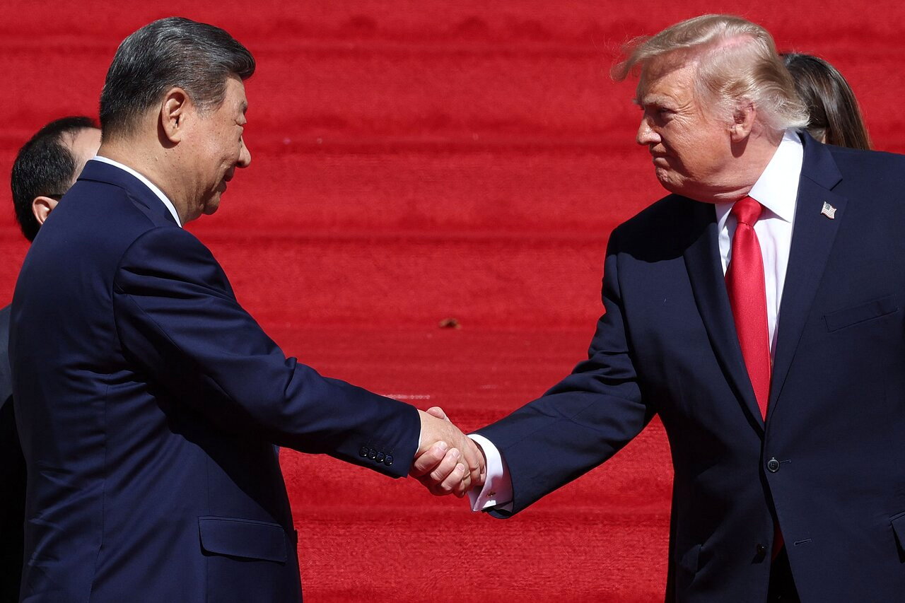 美国总统川普(右)与中国大陆国家主席习近平25日结束国家档案馆博物馆参观后握手。法新社