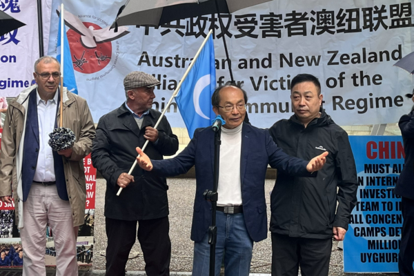 2026年9月27日,澳洲多个团体在悉尼市政厅外举行国殇日悼念集会,呼吁早日结束中共暴政。悉尼科技大学冯崇义副教授在集会上发言。(安平雅/大纪元)