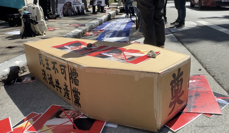 有人为中共党魁习近平制作了一口纸棺材,写着“民主不可挡,消灭共产党。”(林若水/大纪元)