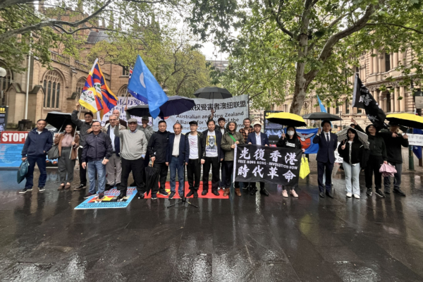 2026年9月27日,澳洲多个团体在悉尼市政厅外举行国殇日悼念集会,呼吁早日结束中共暴政。(安平雅/大纪元)