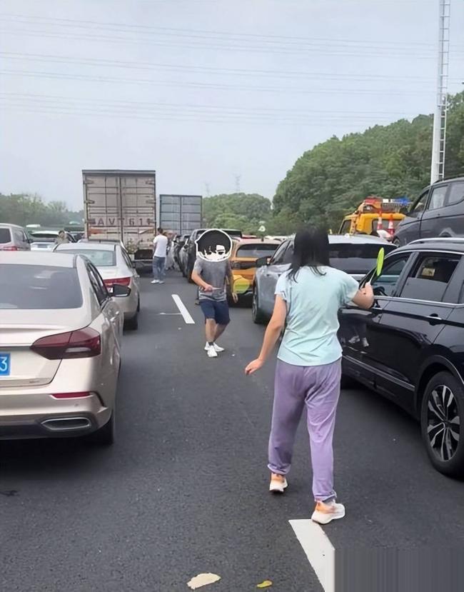国庆高速堵疯了!今年的堵车,堵出新高度
