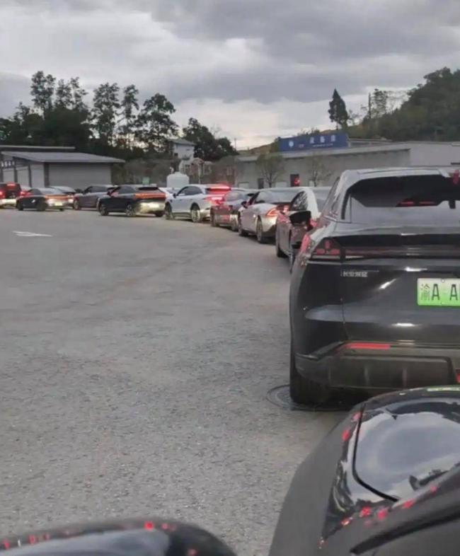 国庆高速堵疯了!今年的堵车,堵出新高度