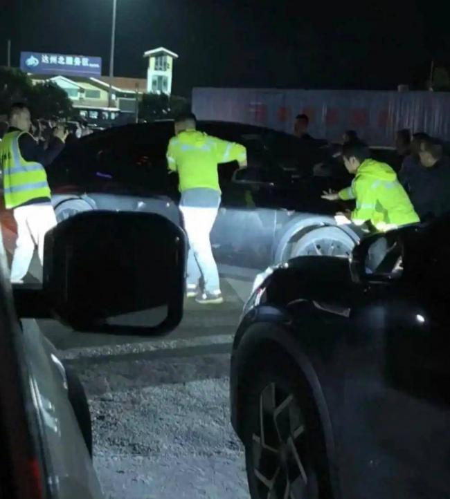 国庆高速堵疯了!今年的堵车,堵出新高度