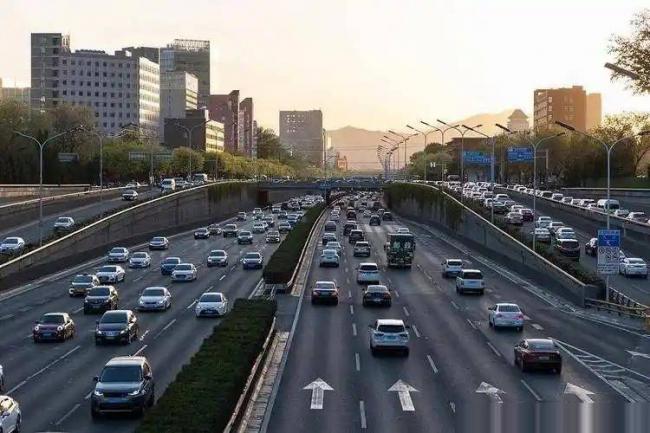 国庆高速堵疯了!今年的堵车,堵出新高度