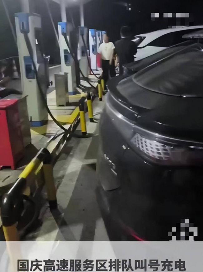 国庆高速堵疯了!今年的堵车,堵出新高度