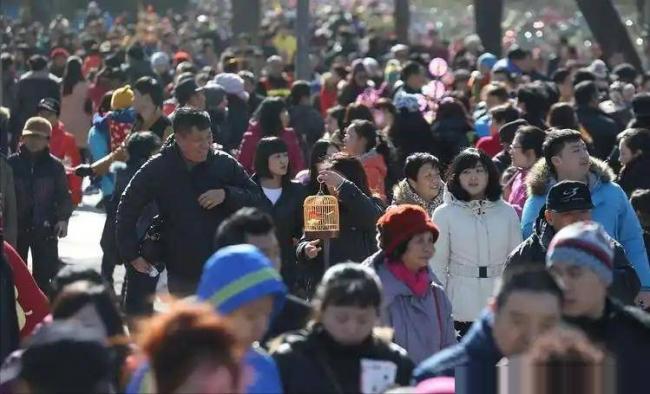 国庆高速堵疯了!今年的堵车,堵出新高度