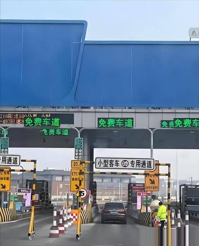 国庆高速堵疯了!今年的堵车,堵出新高度