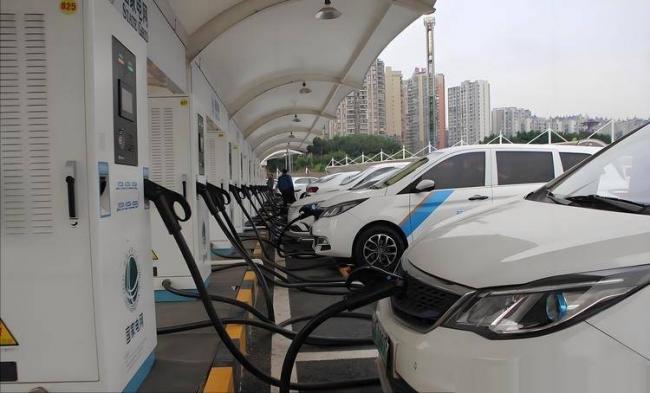 国庆高速堵疯了!今年的堵车,堵出新高度
