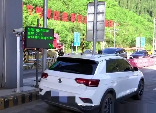 国庆高速堵疯了!今年的堵车,堵出新高度