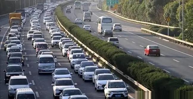 国庆高速堵疯了!今年的堵车,堵出新高度