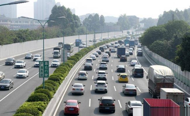 国庆高速堵疯了!今年的堵车,堵出新高度