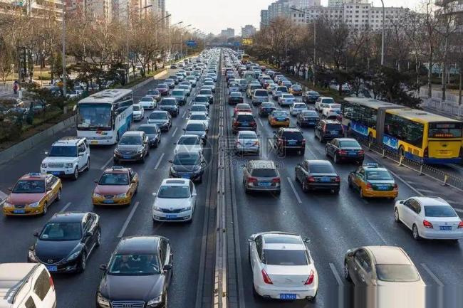 国庆高速堵疯了!今年的堵车,堵出新高度