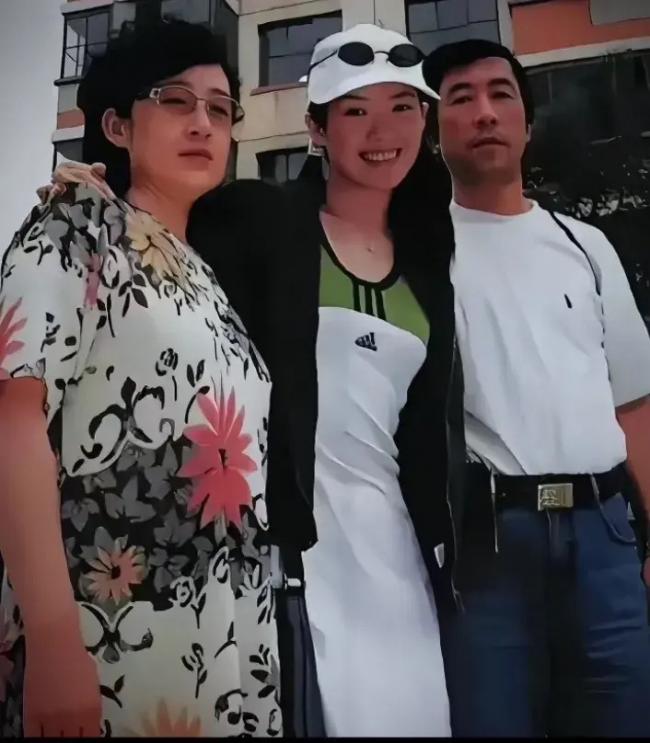 饱受原生家庭之痛的女星,经历一个比一个窒息