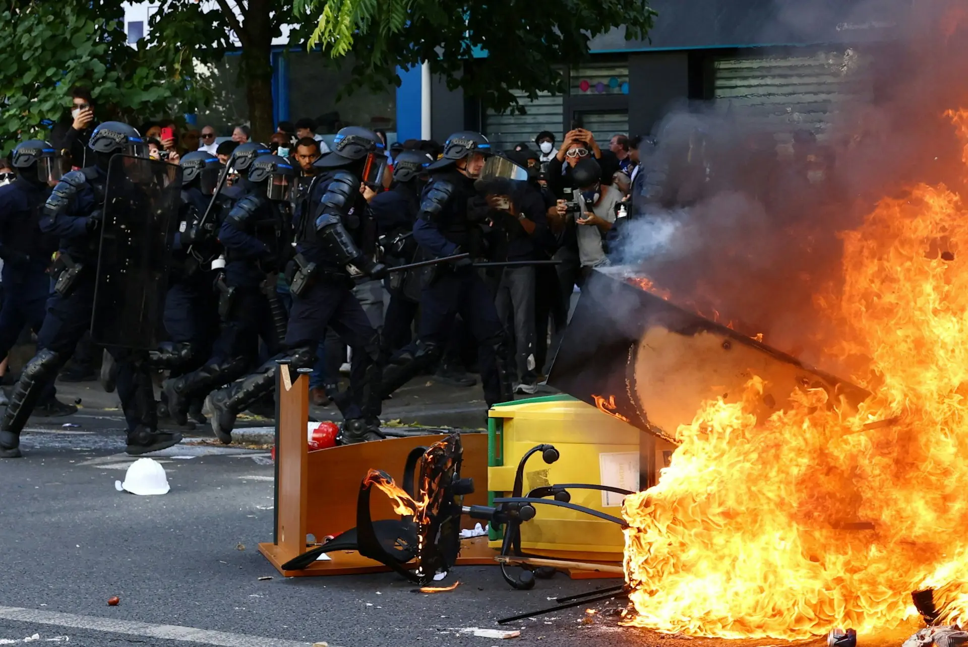 特朗普将法国骚乱归咎于伊斯兰教与移民问题续操弄全球右翼叙事