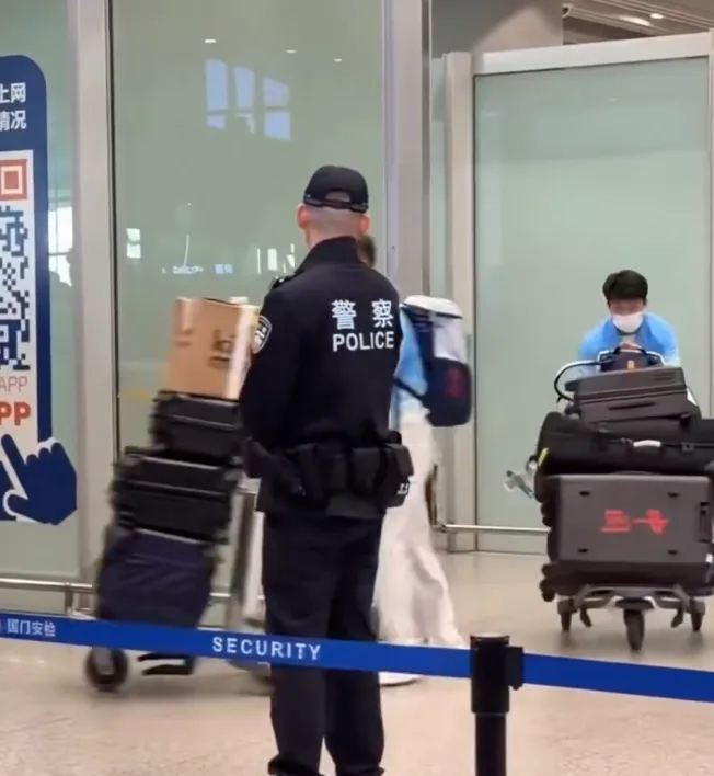 中国队在亚运期间争议的爱国行径连连,中国队男足回国时却被拍到行李满满。 图:翻摄自@sam51824016070