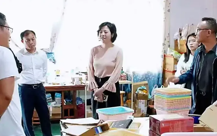 周姓女局长(中)视察时气质端庄、宝相庄严。翻摄微博/湖南永州事件