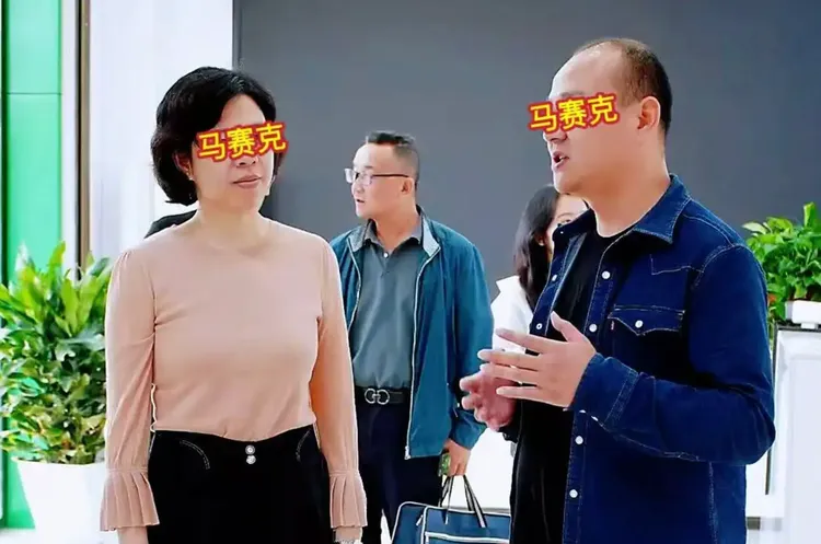 周姓女局长(左)充满干劲。翻摄微博/湖南永州事件