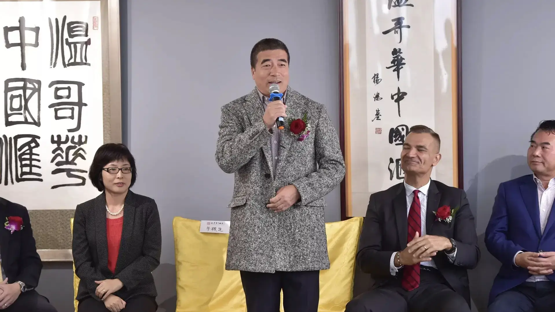 图为中国公民容翔远(绰号“老虎”,站立者)与时任自由党国会议员乔‧佩希索利多(右二)在2018年的一次活动中的合影。(社交媒体X图片)