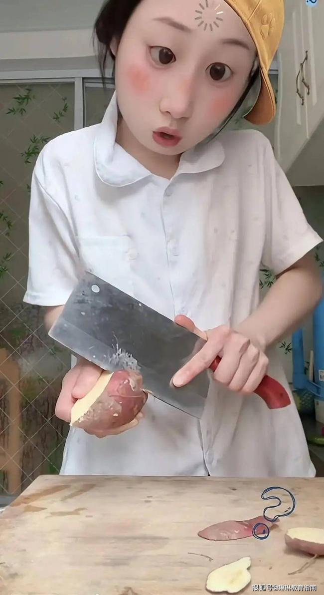 女大学生“失业在家做饭”视频火了,被群嘲