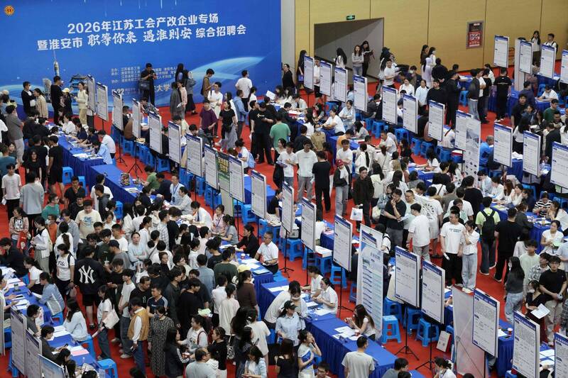 中国公家机关1个职缺有9310人报考,让网友直呼太离谱。中国就业博览会示意图。(法新社)