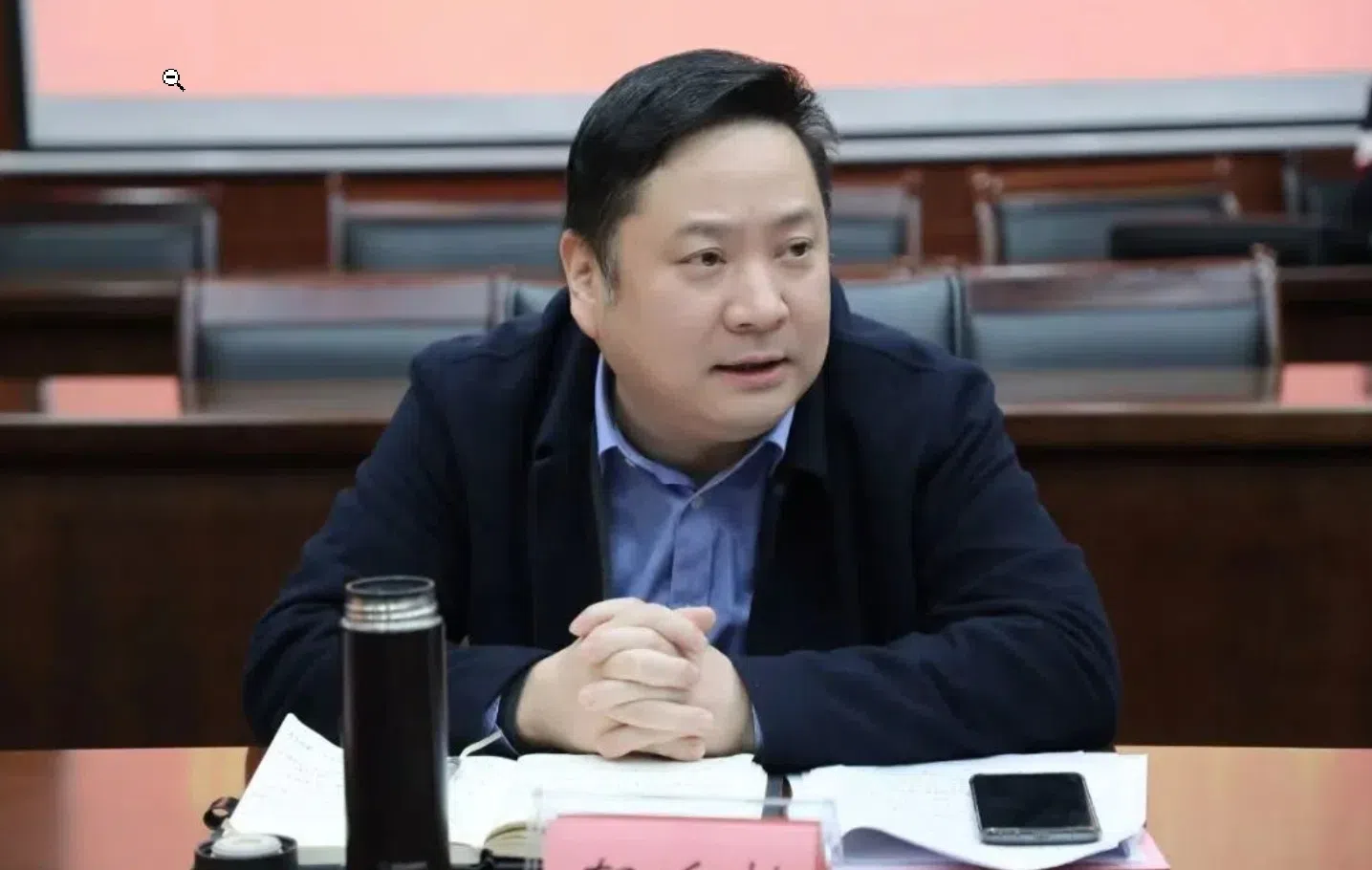 浙江杭州滨江区副区长郁廷栋在7月26日的一场酒局中强制猥亵女性后,网络传闻不断,直到一篇题为《一场酒局献祭,掀开了杭州地产潜规则》的自媒体文章8月17日刷屏网络,杭州官方才在8月18日姗姗来迟地发布情况通报。(取自杭州政府网站)