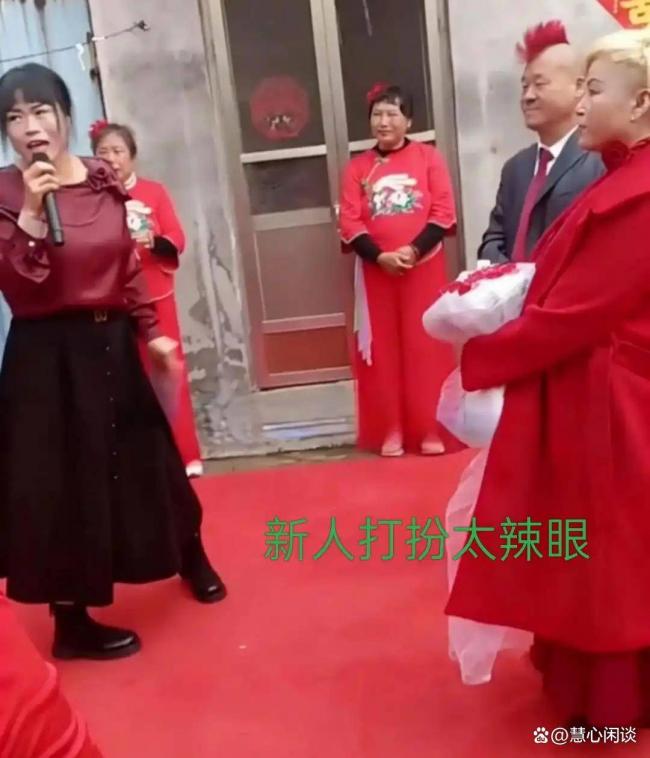 “另类”新人:甘肃“鸡冠头”男娶50岁黄发新娘