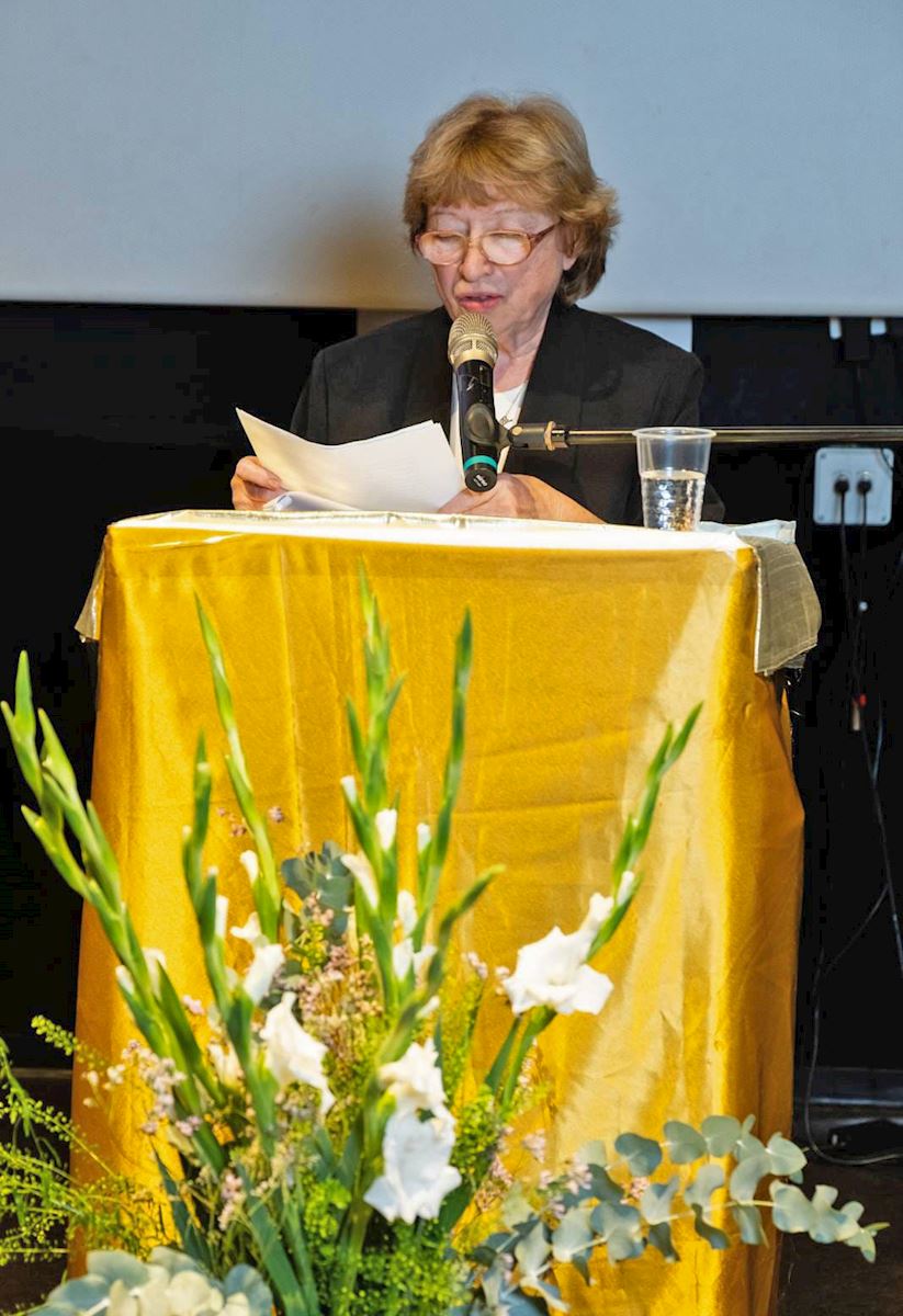 以色列举办22届法轮大法修炼心得交流会,与会者发言。(明慧网)